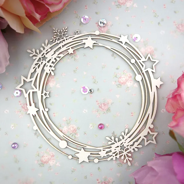 A layered snowflake and star wreath.