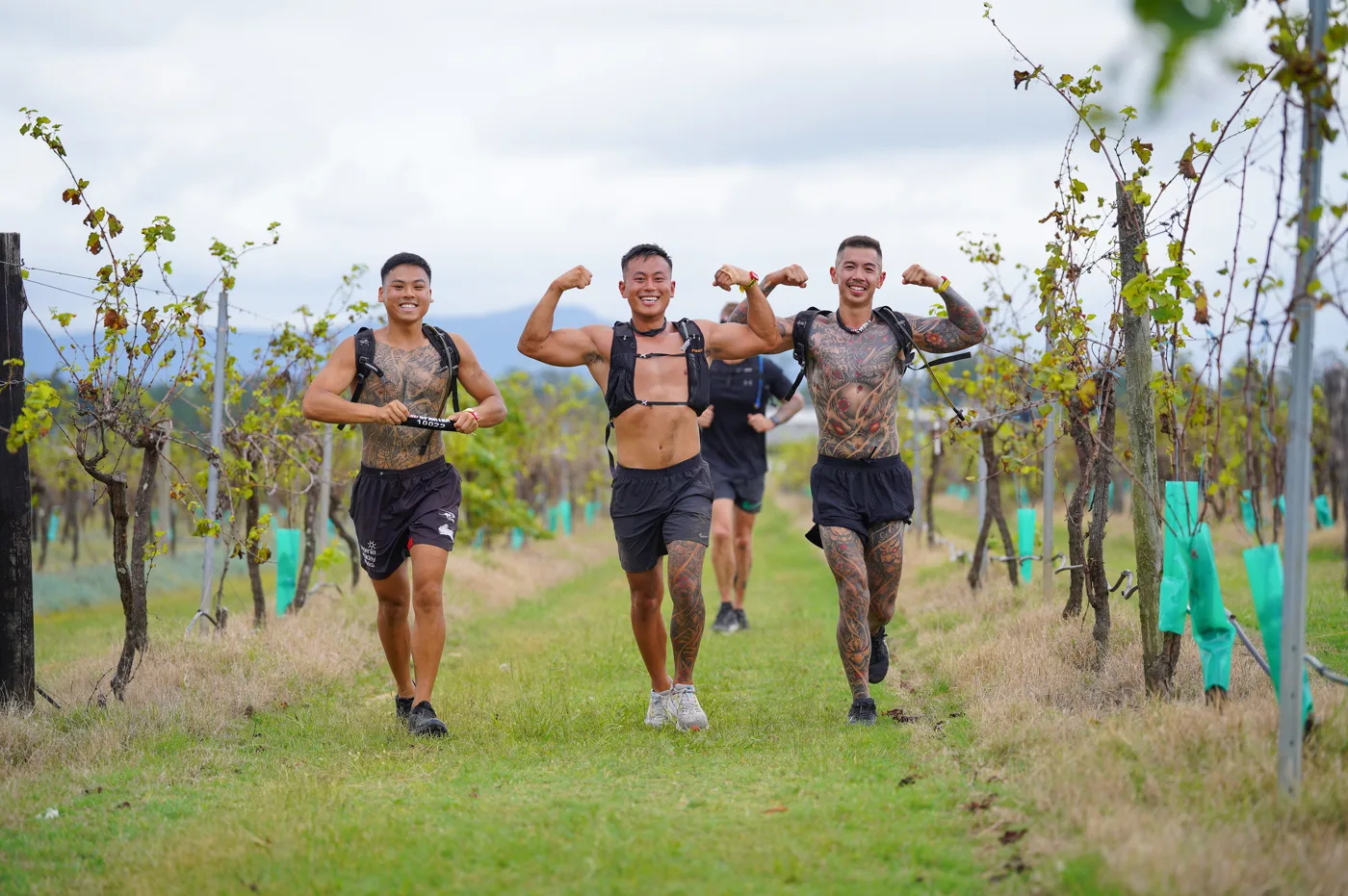 A team finishing together.
